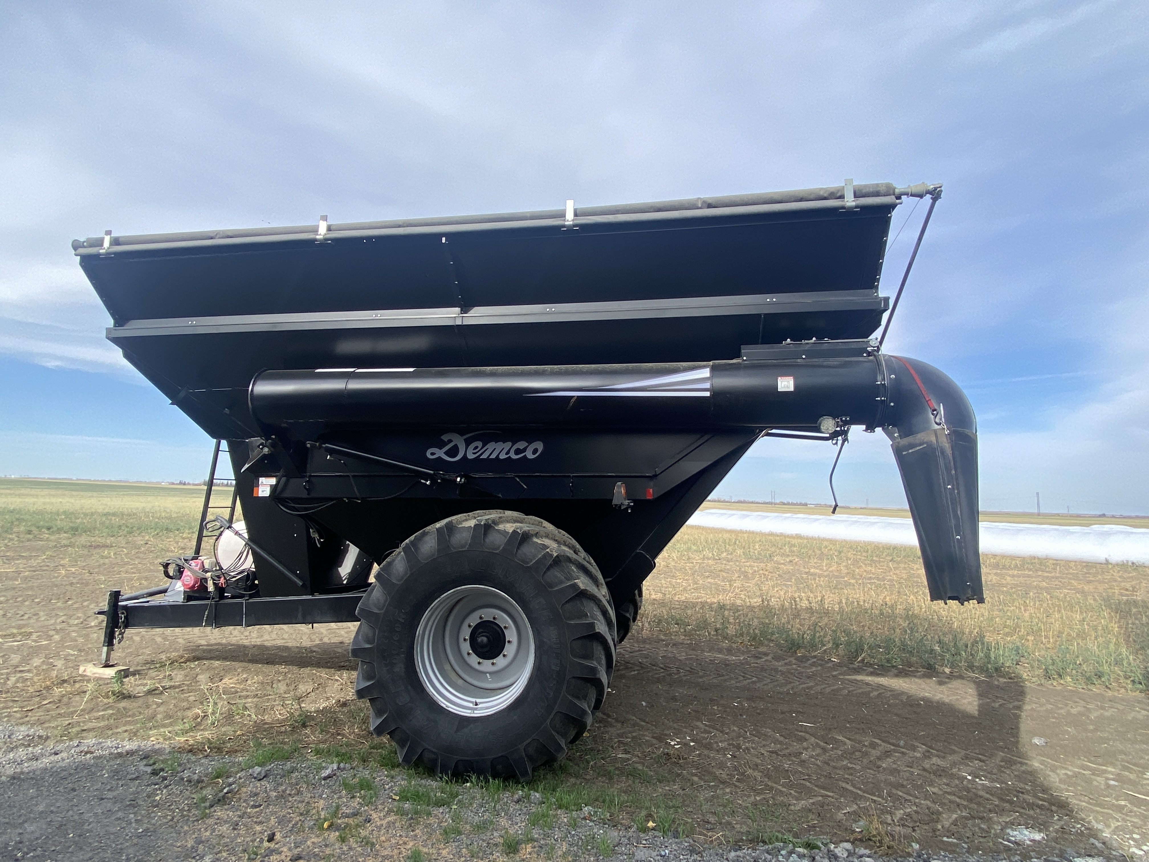 2014 Demco 1050 Grain Cart