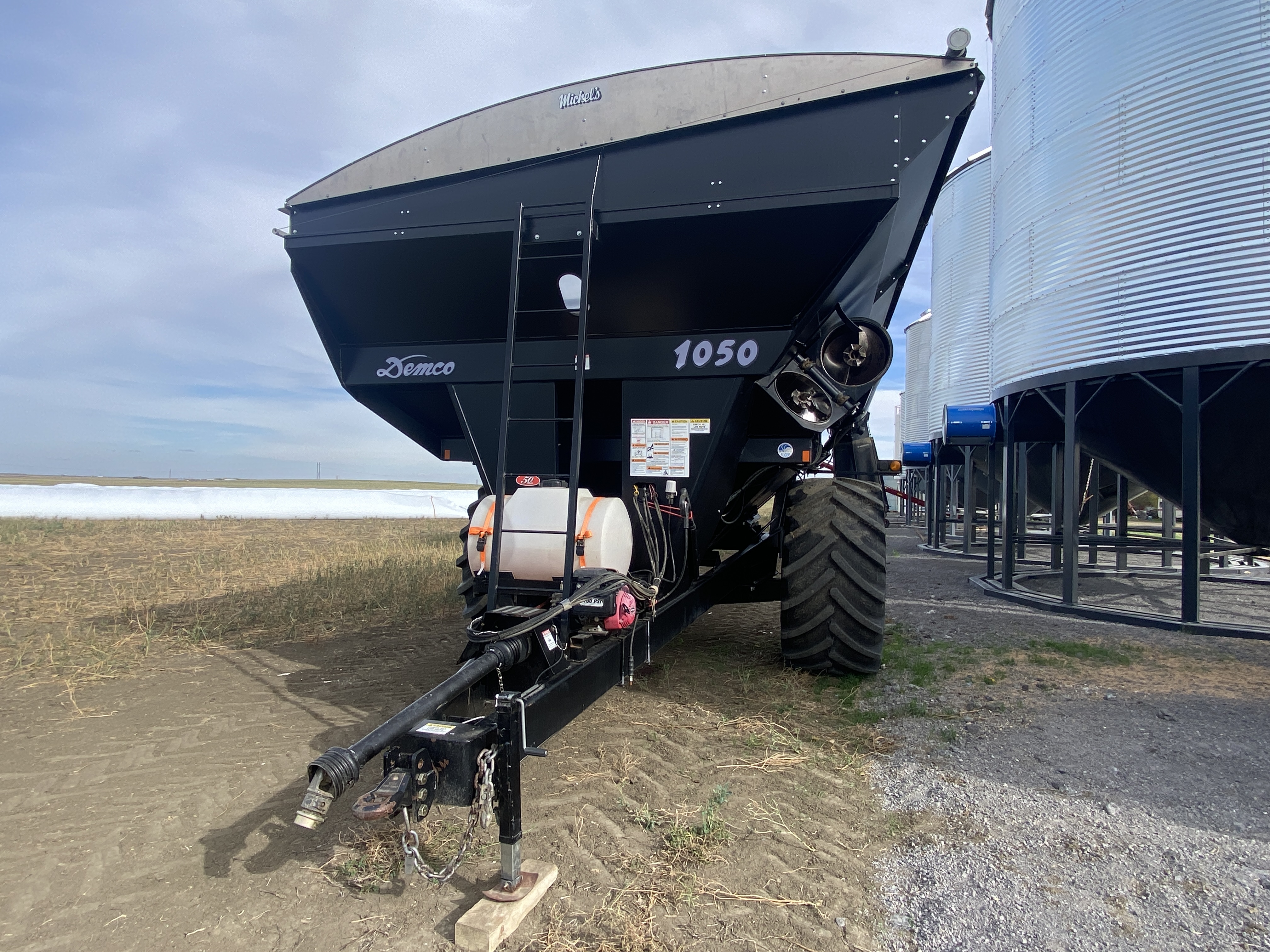 2014 Demco 1050 Grain Cart