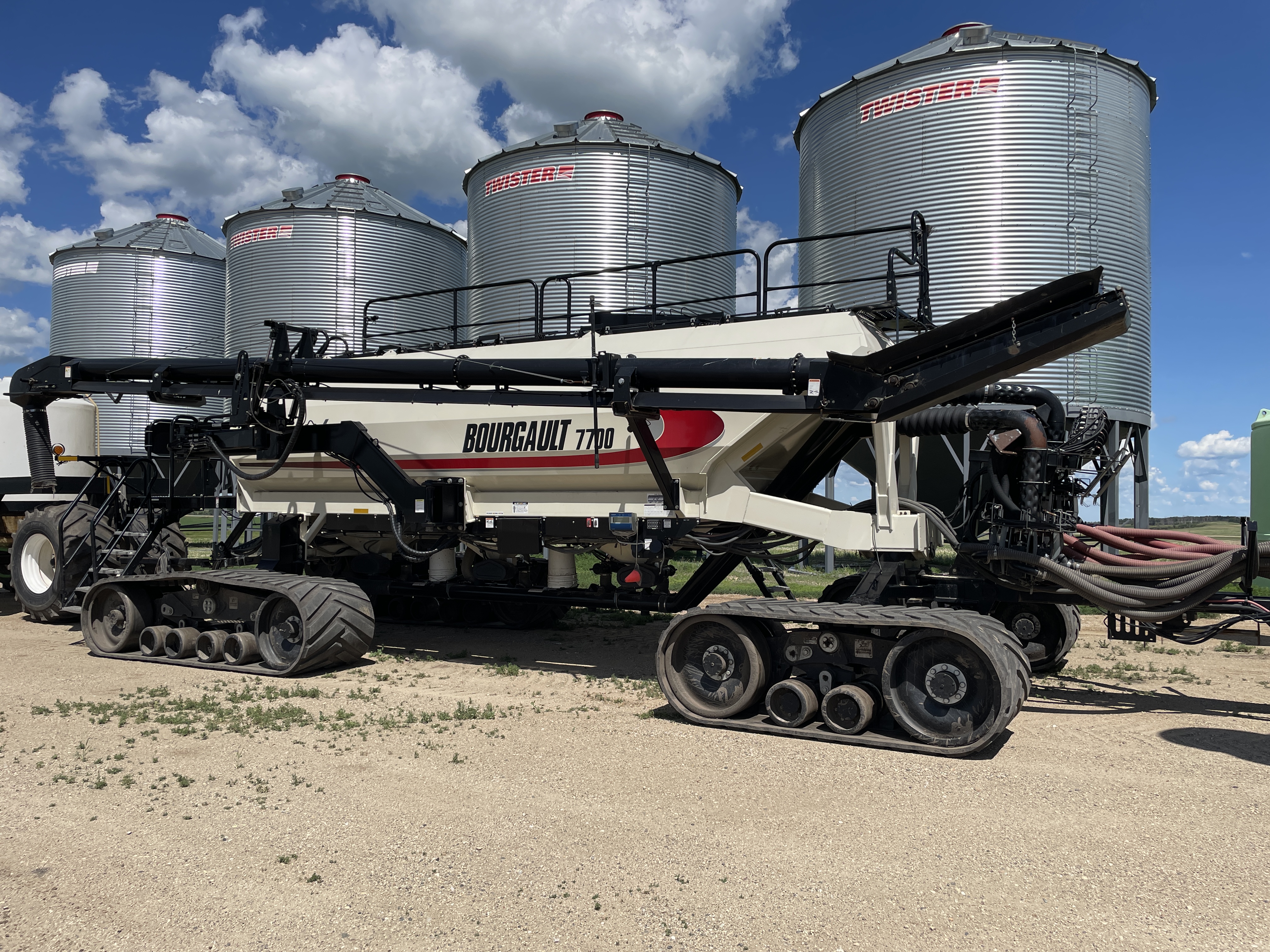 2012 Seed Hawk 8412 Air Drill & 2016 Bourgault 7700 Air Tank/Cart Air Drill