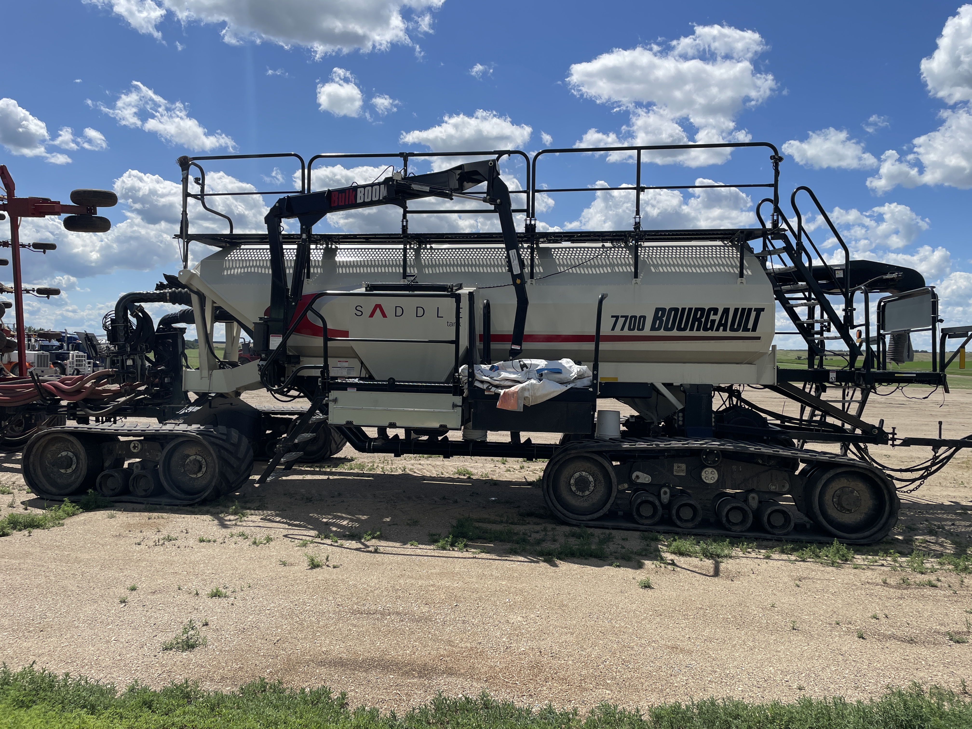 2012 Seed Hawk 8412 Air Drill & 2016 Bourgault 7700 Air Tank/Cart Air Drill