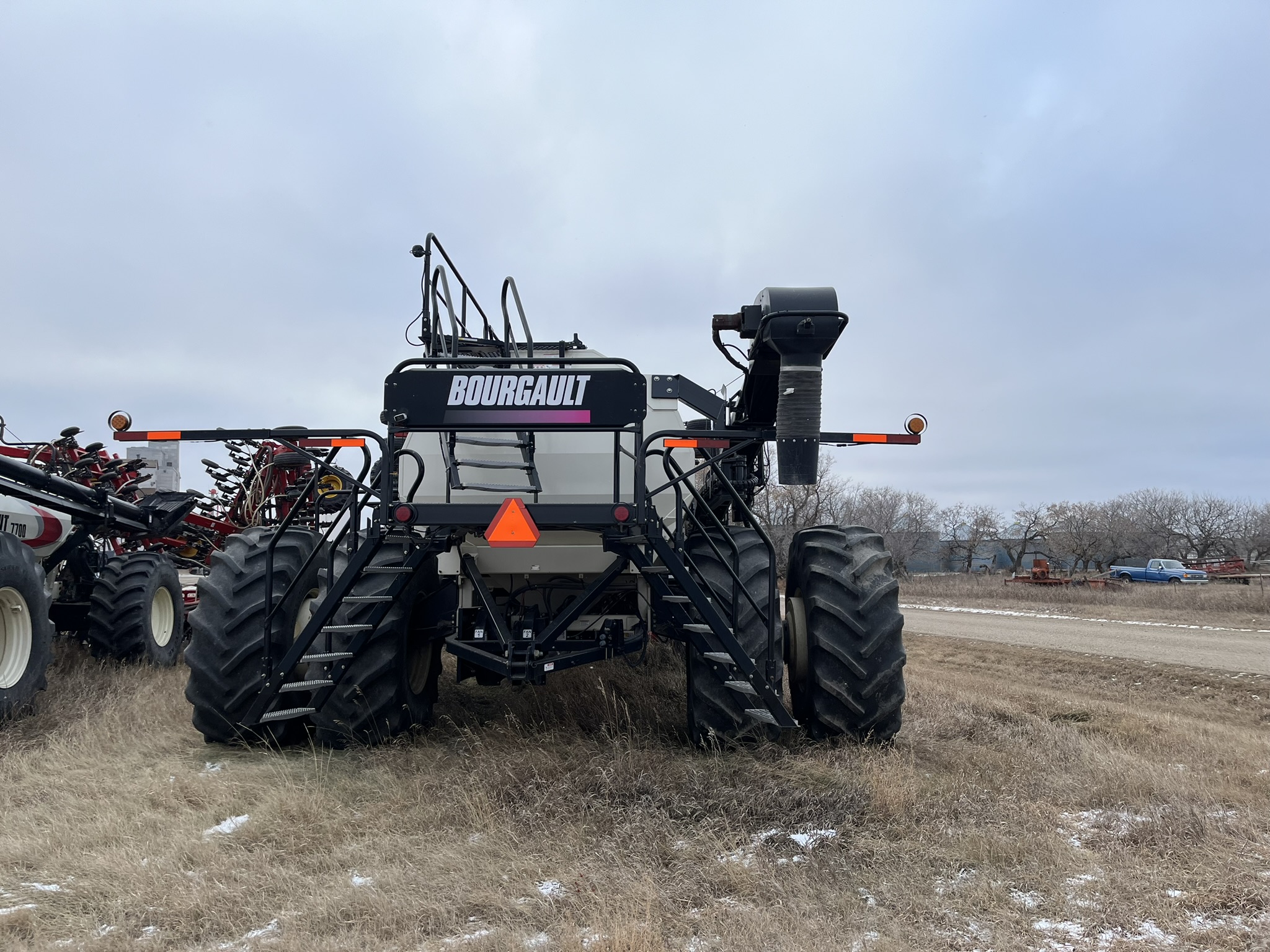 2014 Bourgault 3320-76-10 & 7950 Air Tank/Cart Air Drill