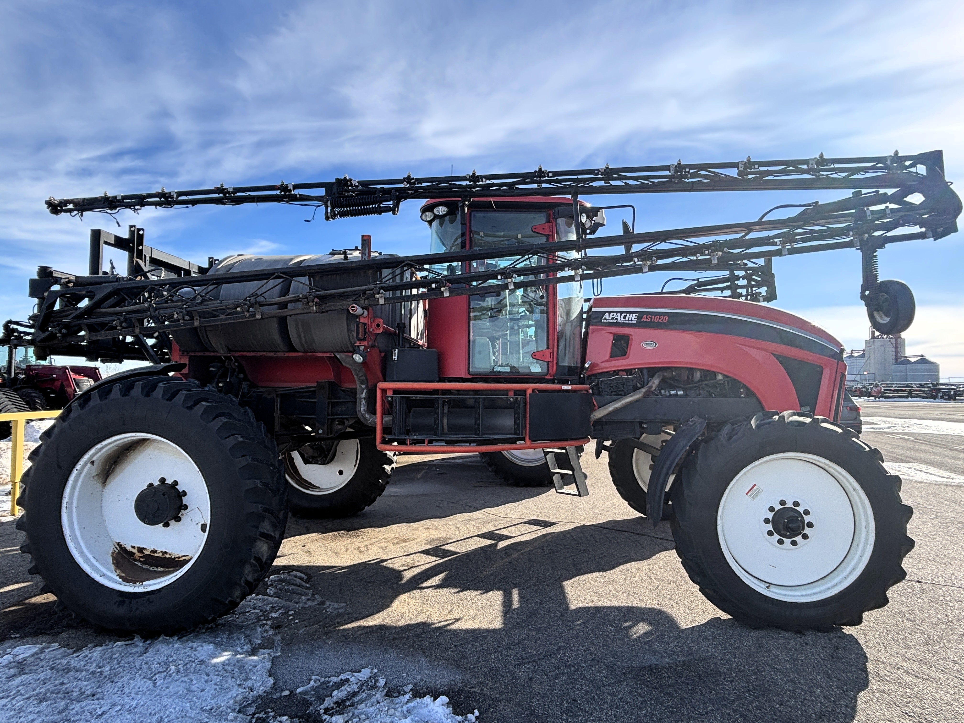 2011 Apache AS1020 Sprayer/High Clearance