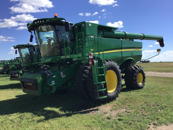 2016 John Deere S690 Combine