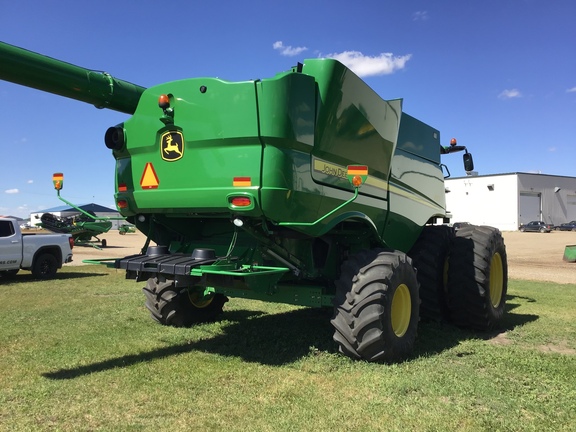 2016 John Deere S690 Combine