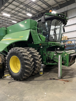 2015 John Deere S690 Combine
