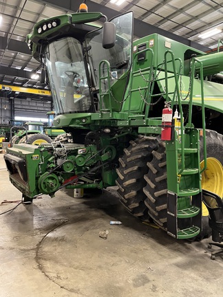 2015 John Deere S690 Combine