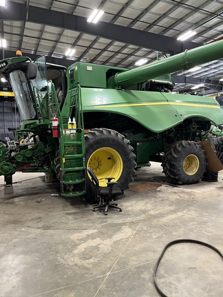 2015 John Deere S690 Combine