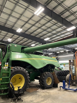 2015 John Deere S690 Combine