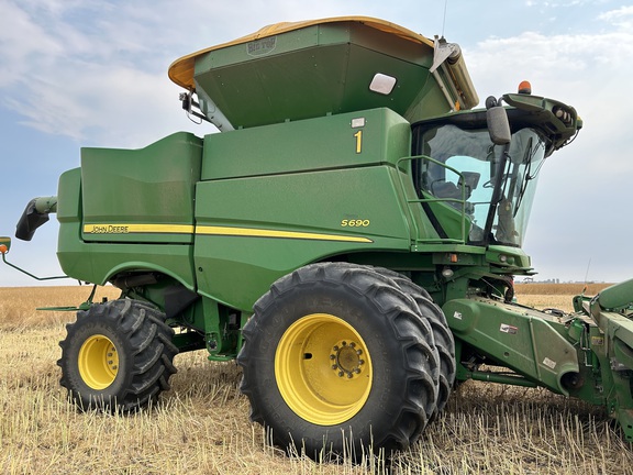 2017 John Deere S690 Combine