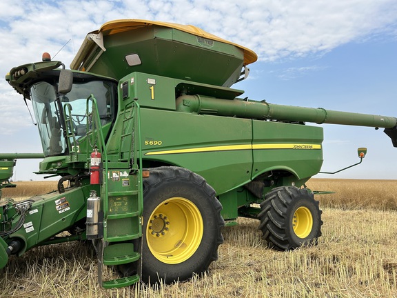 2017 John Deere S690 Combine