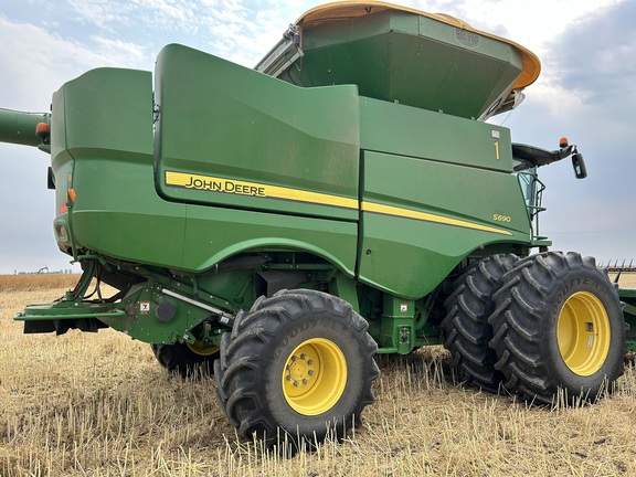 2017 John Deere S690 Combine