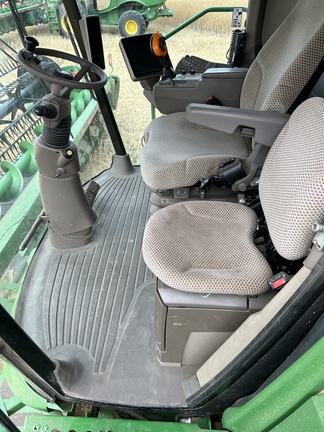 2017 John Deere S690 Combine