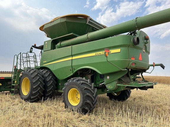 2017 John Deere S690 Combine