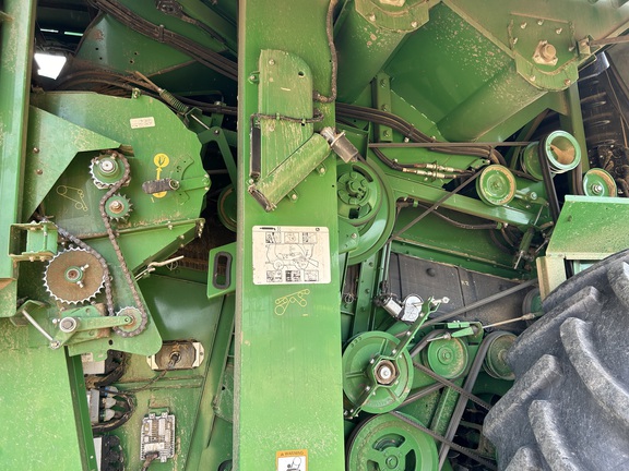 2017 John Deere S690 Combine