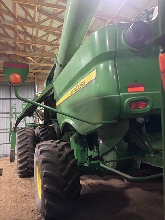 2017 John Deere S690 Combine