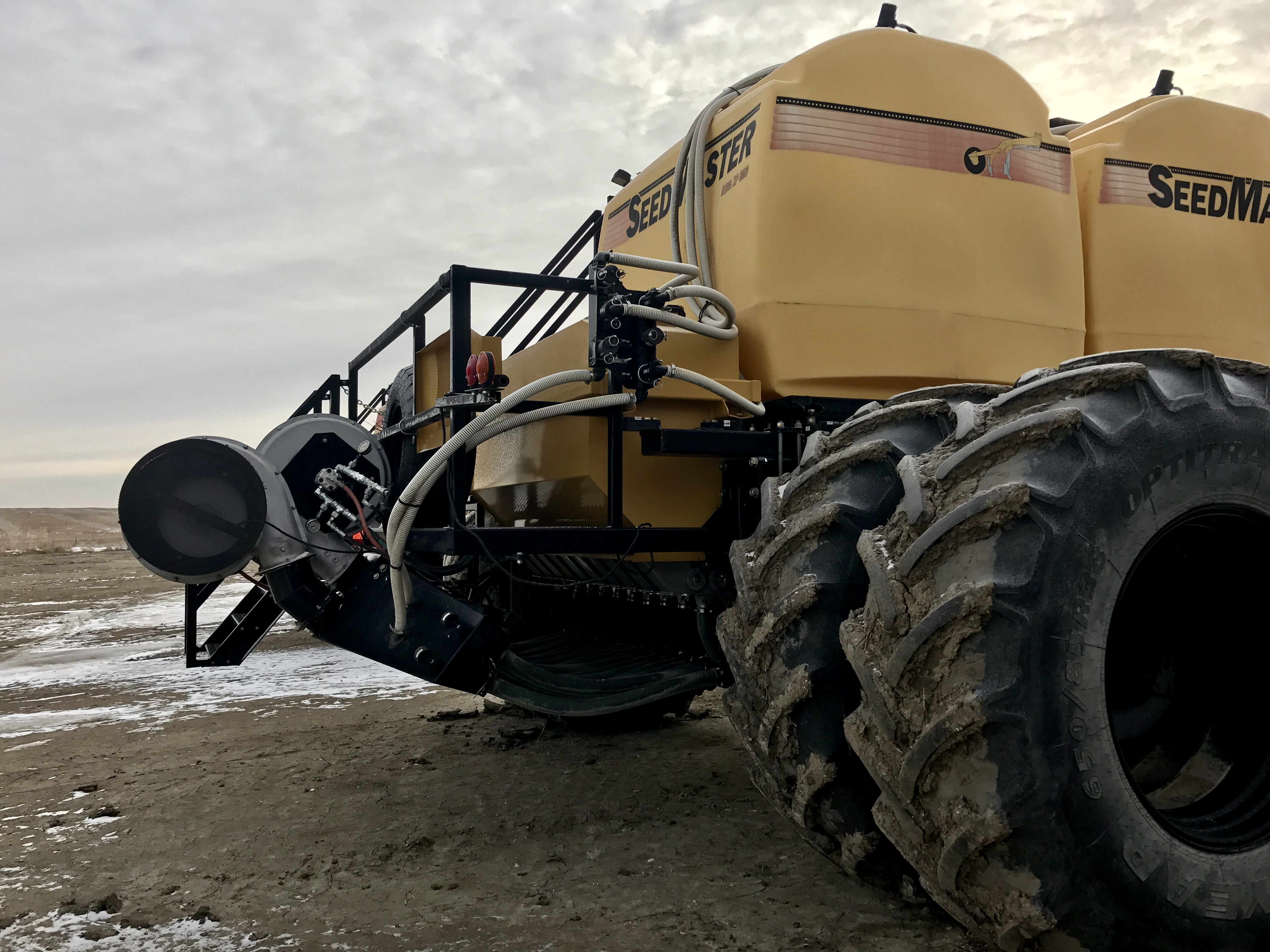 2012 Seed Master 80' double shoot with 820 Cart, 40 on board Air Drill