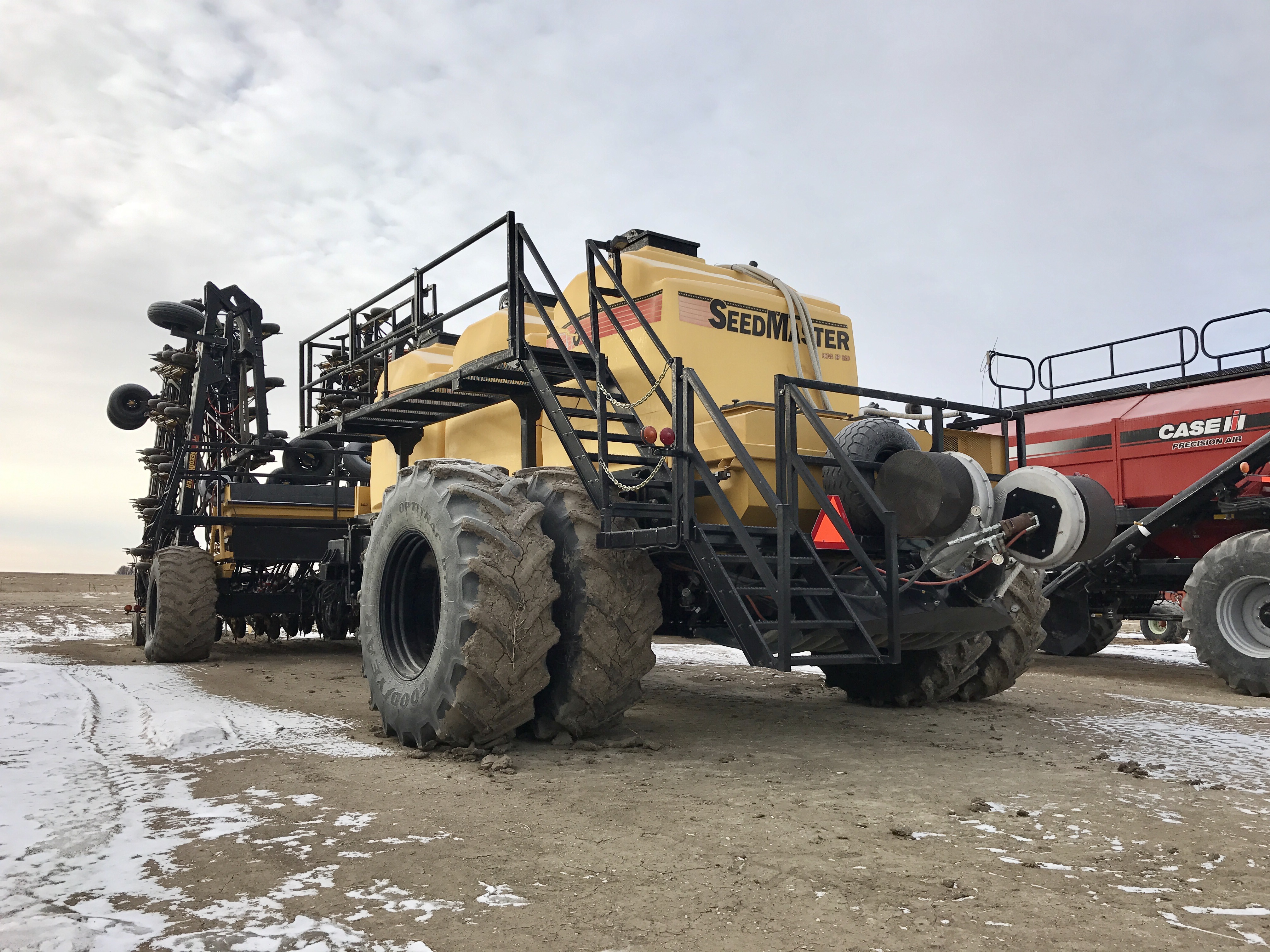 2012 Seed Master 80' double shoot with 820 Cart, 40 on board Air Drill