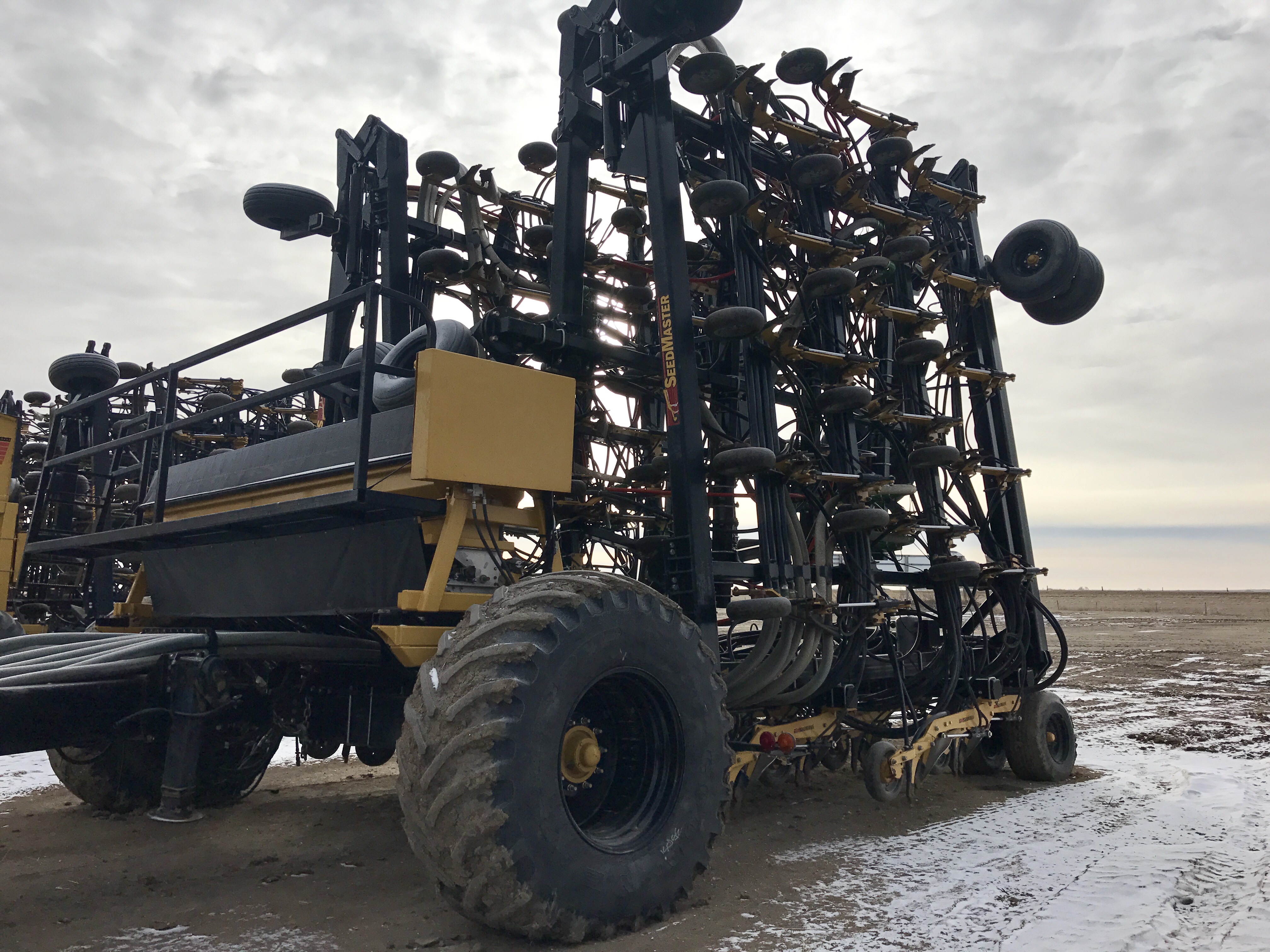 2012 Seed Master 80' double shoot with 820 Cart, 40 on board Air Drill