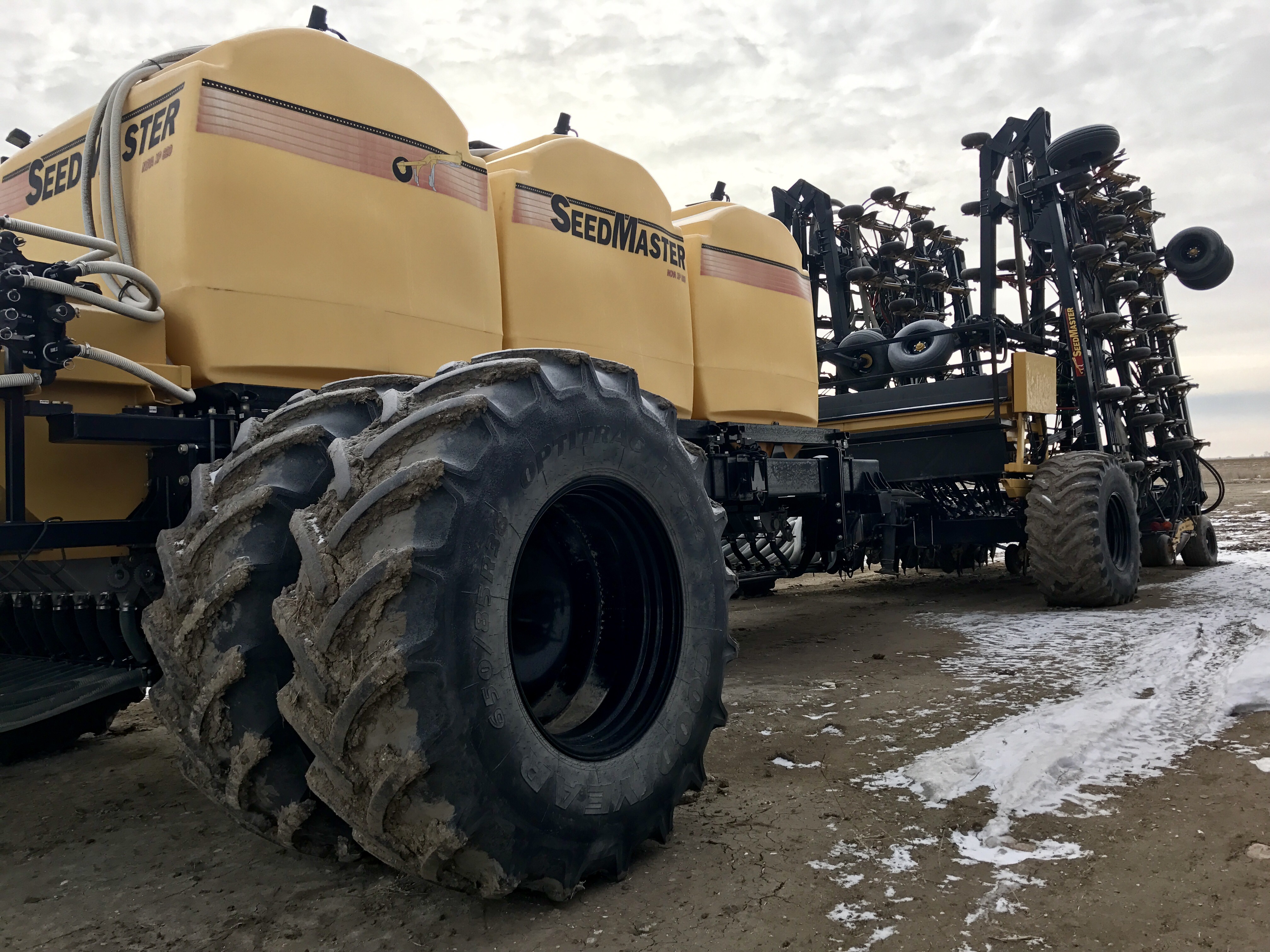 2012 Seed Master 80' double shoot with 820 Cart, 40 on board Air Drill