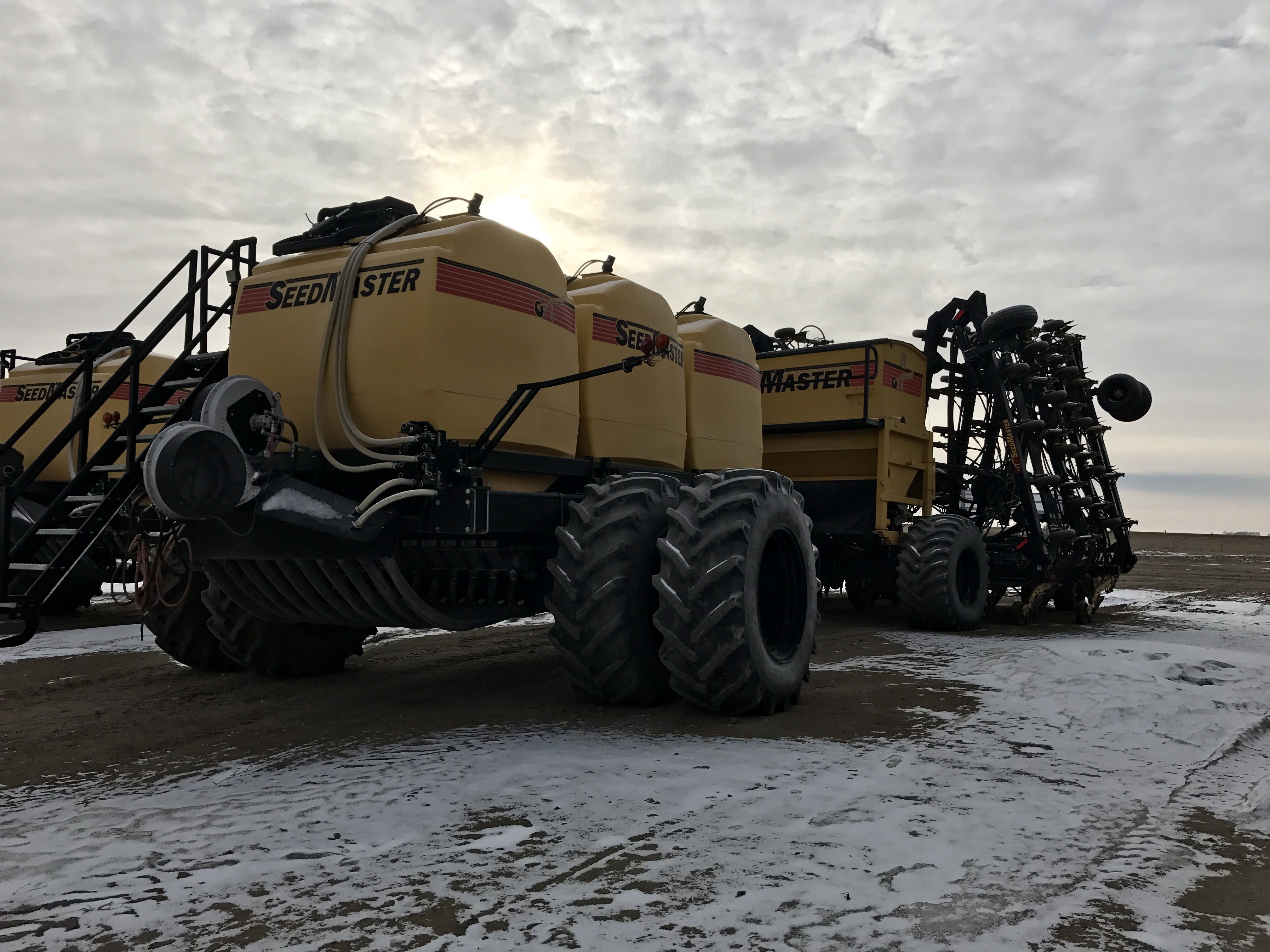 2012 Seed Master 80' double, 780 Cart, with SXX300 on board Air Drill