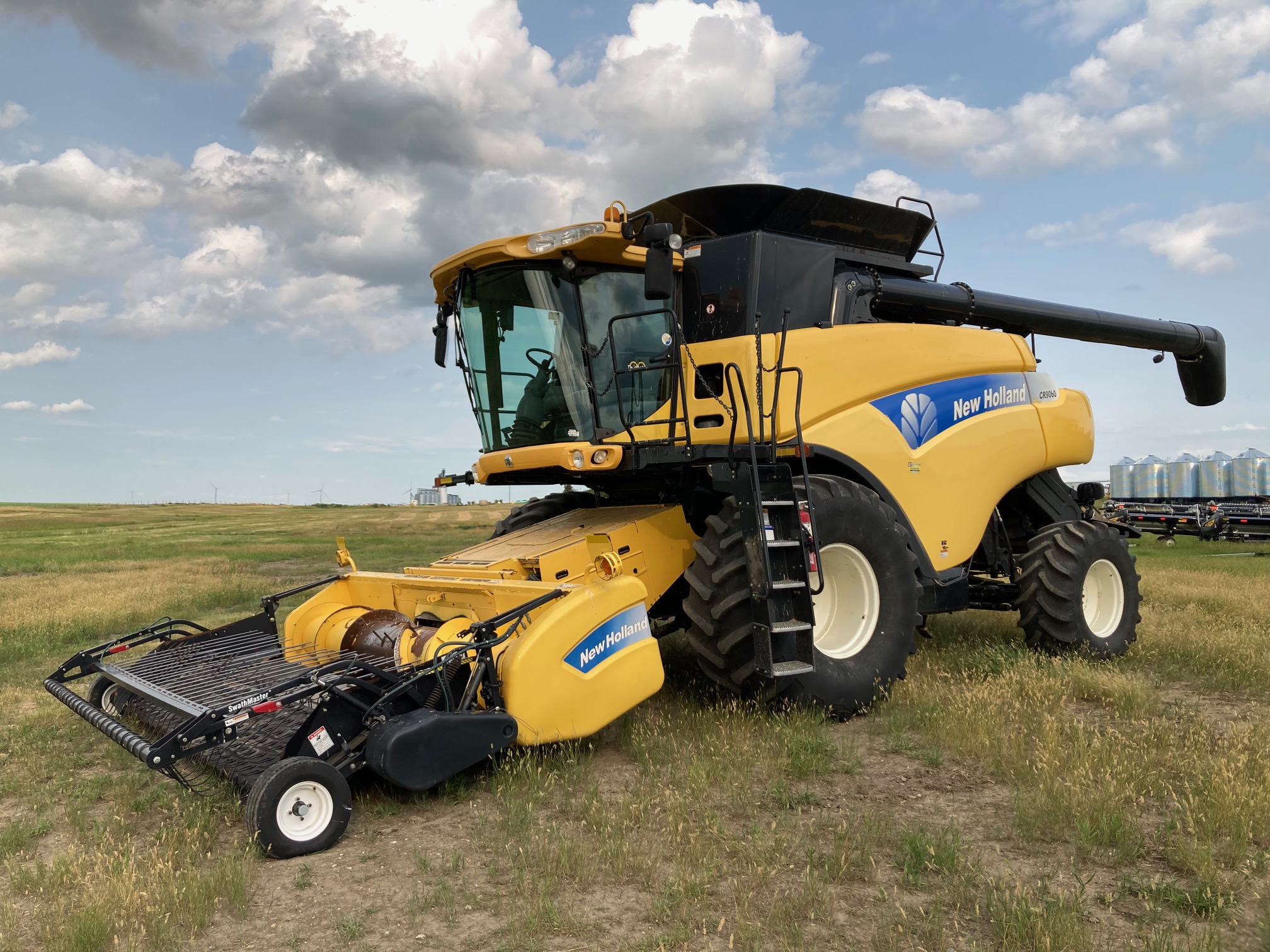 2008 New Holland CR9060 w/ 76C-14' Combine