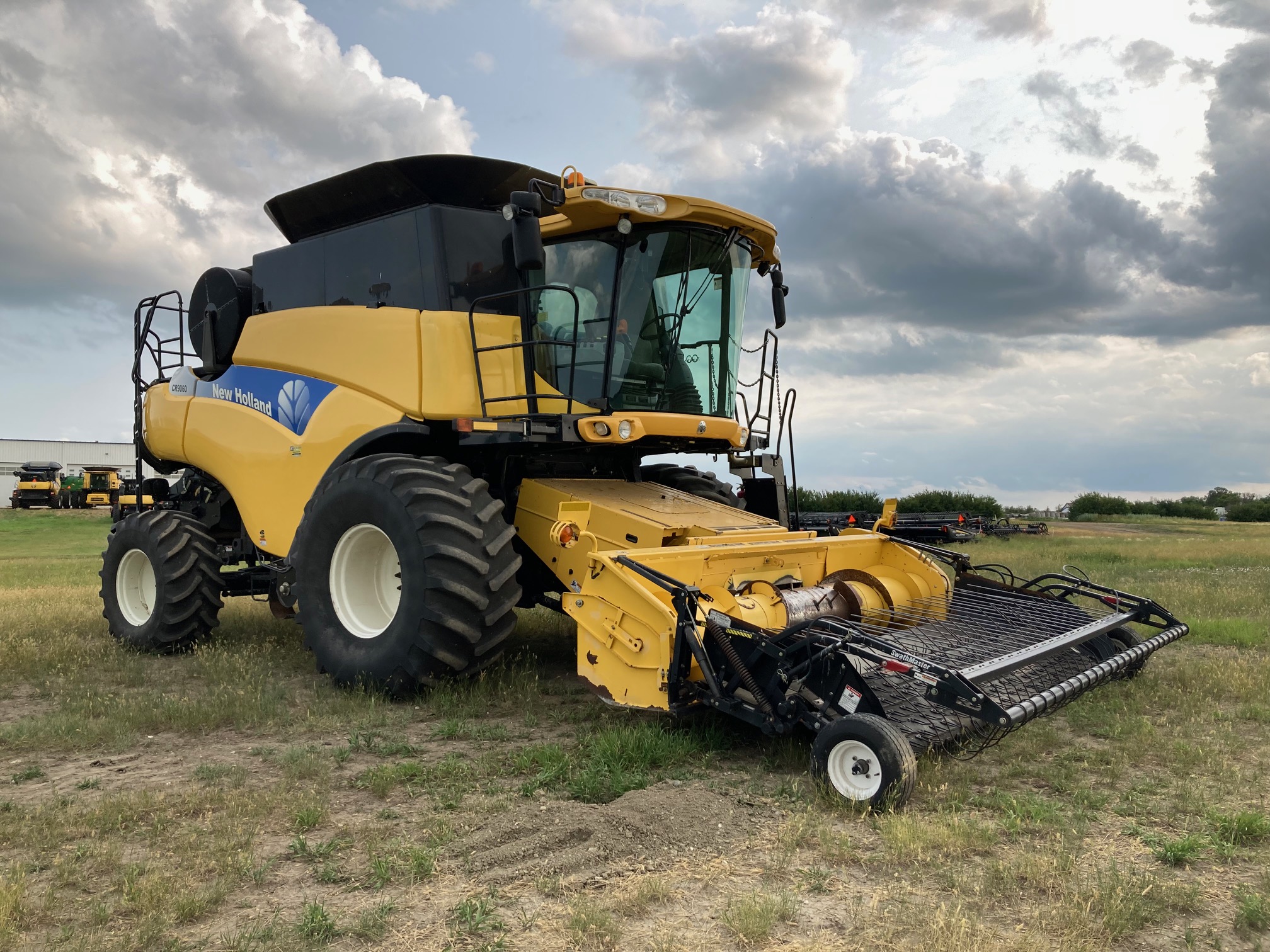 2008 New Holland CR9060 w/ 76C-14' Combine