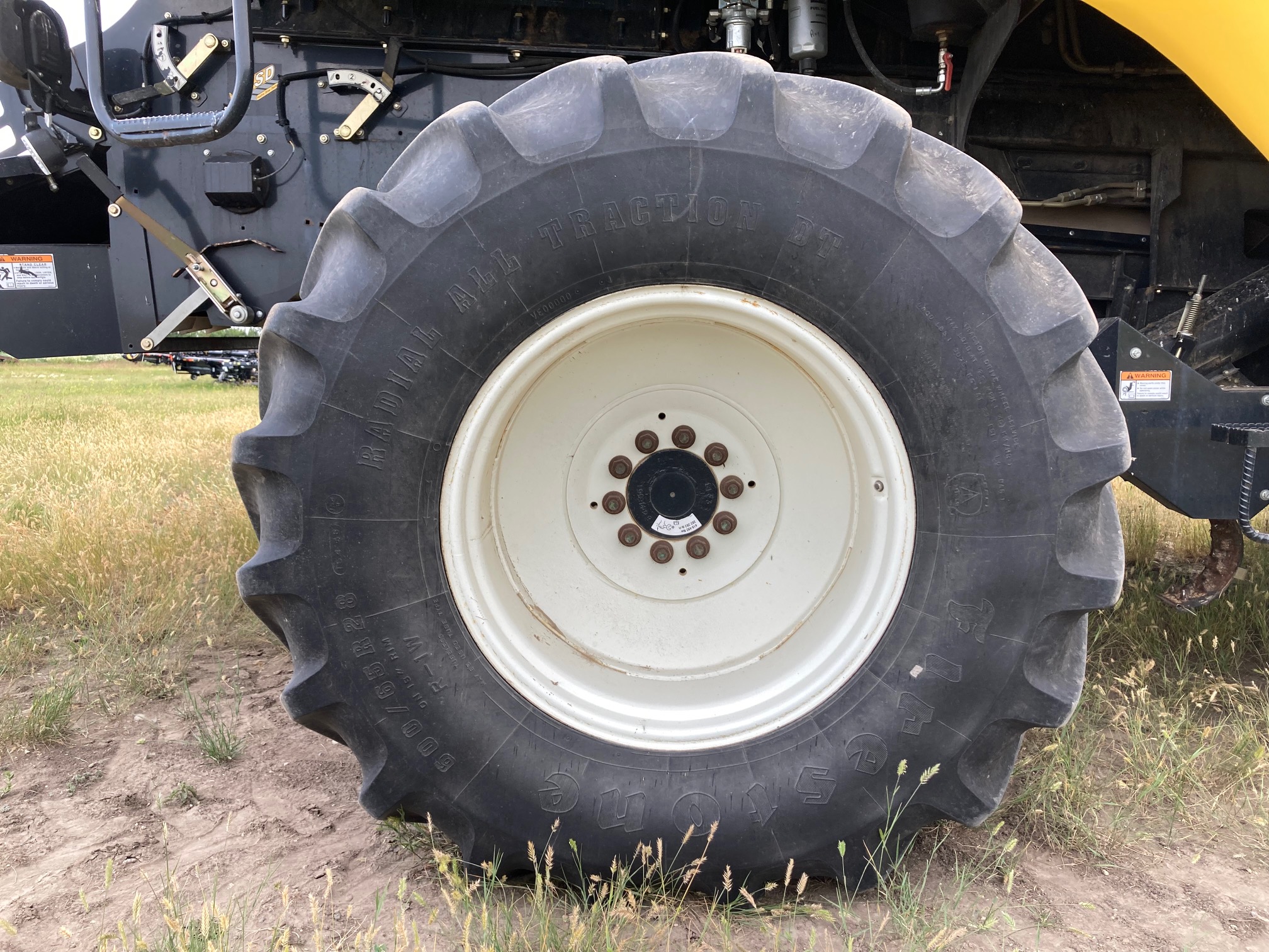 2008 New Holland CR9060 w/ 76C-14' Combine