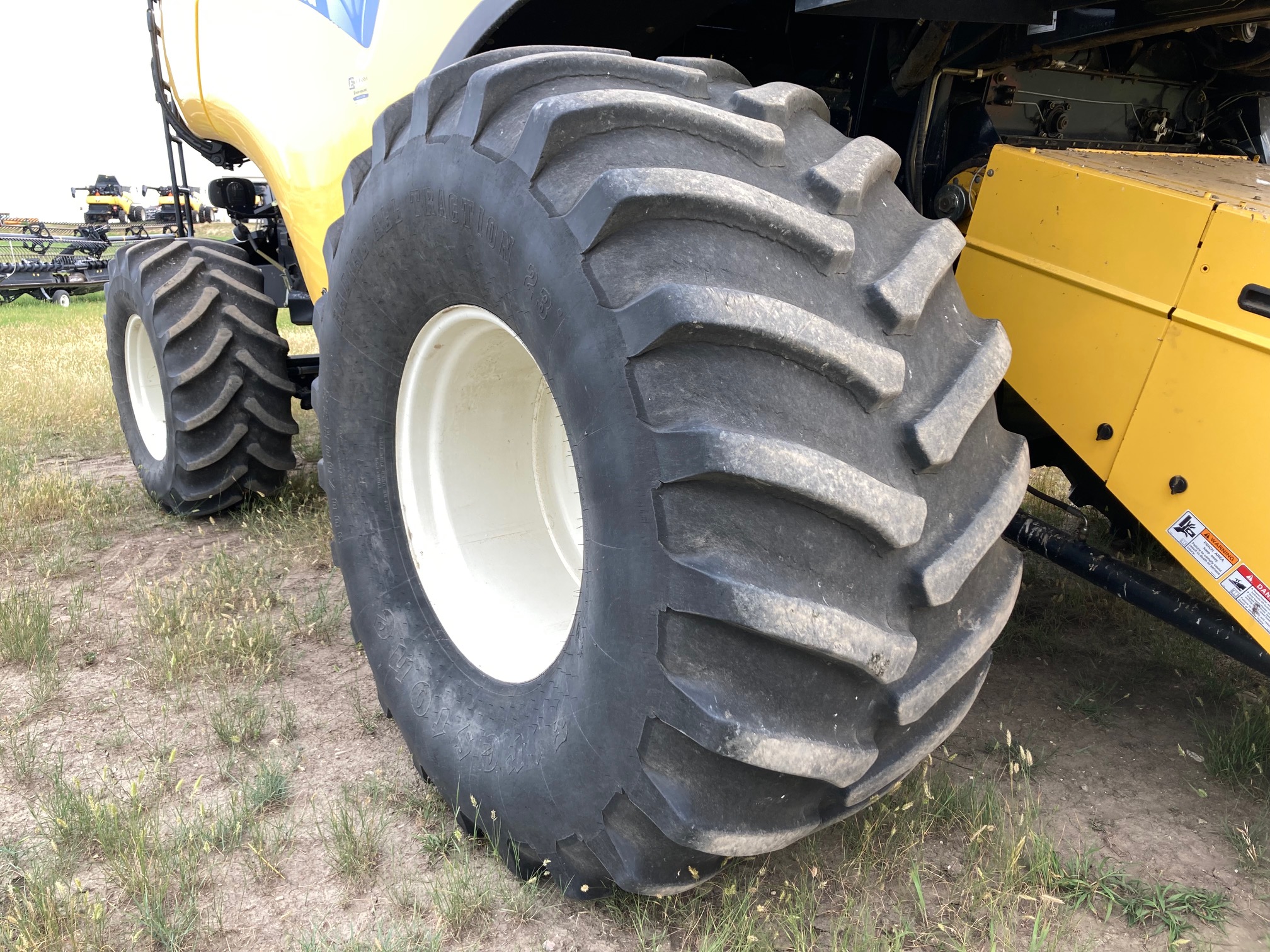 2008 New Holland CR9060 w/ 76C-14' Combine