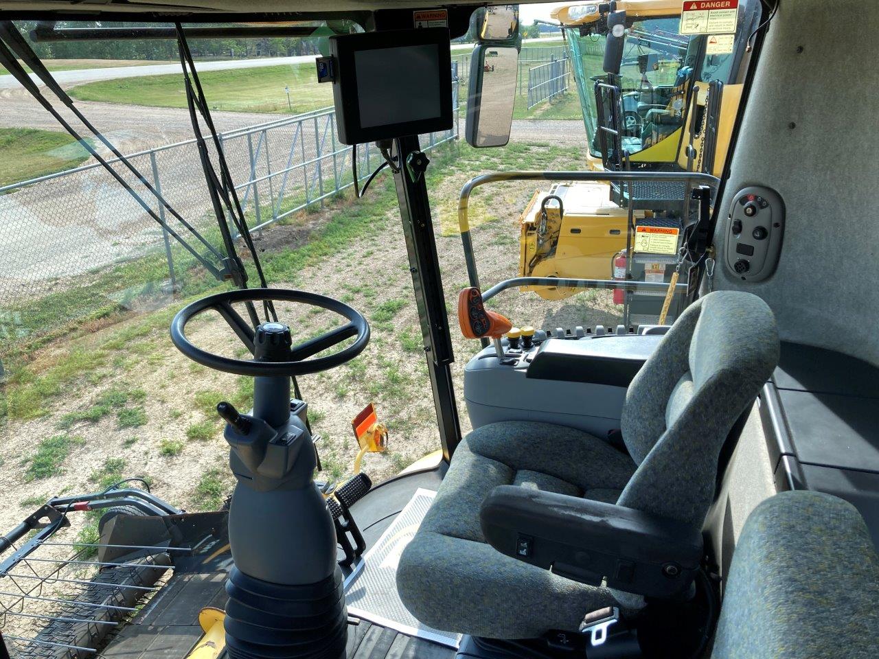 2008 New Holland CR9060 w/ 76C-14' Combine