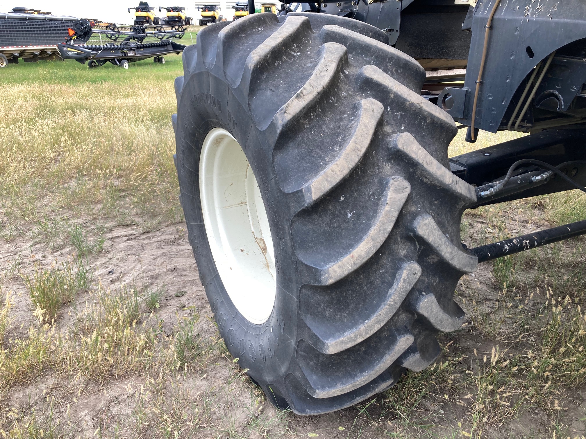 2008 New Holland CR9060 w/ 76C-14' Combine