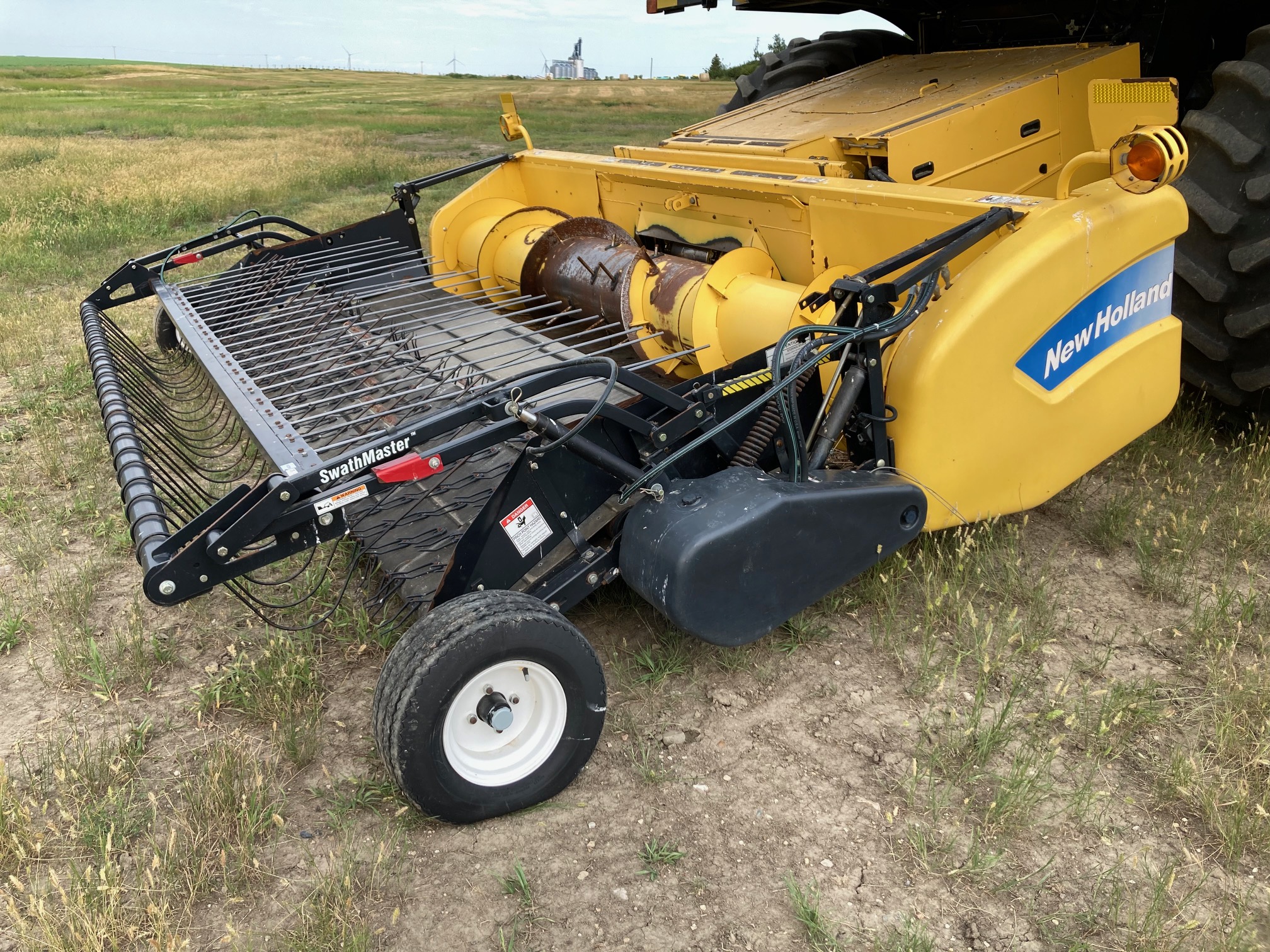 2008 New Holland CR9060 w/ 76C-14' Combine