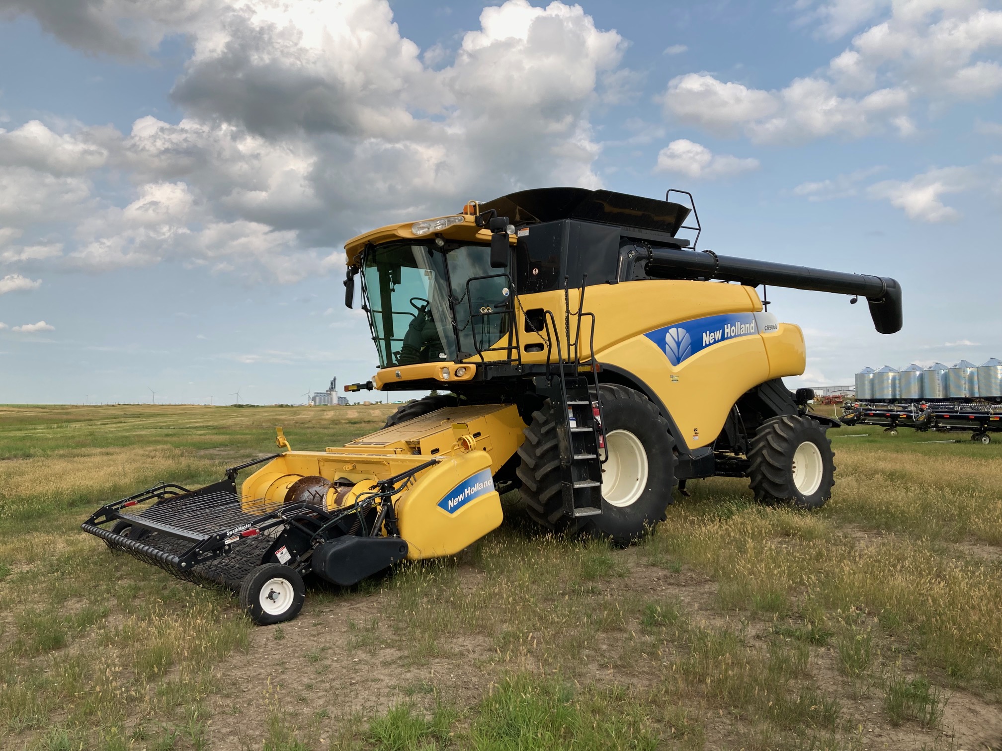 2008 New Holland CR9060 w/ 76C-14' Combine