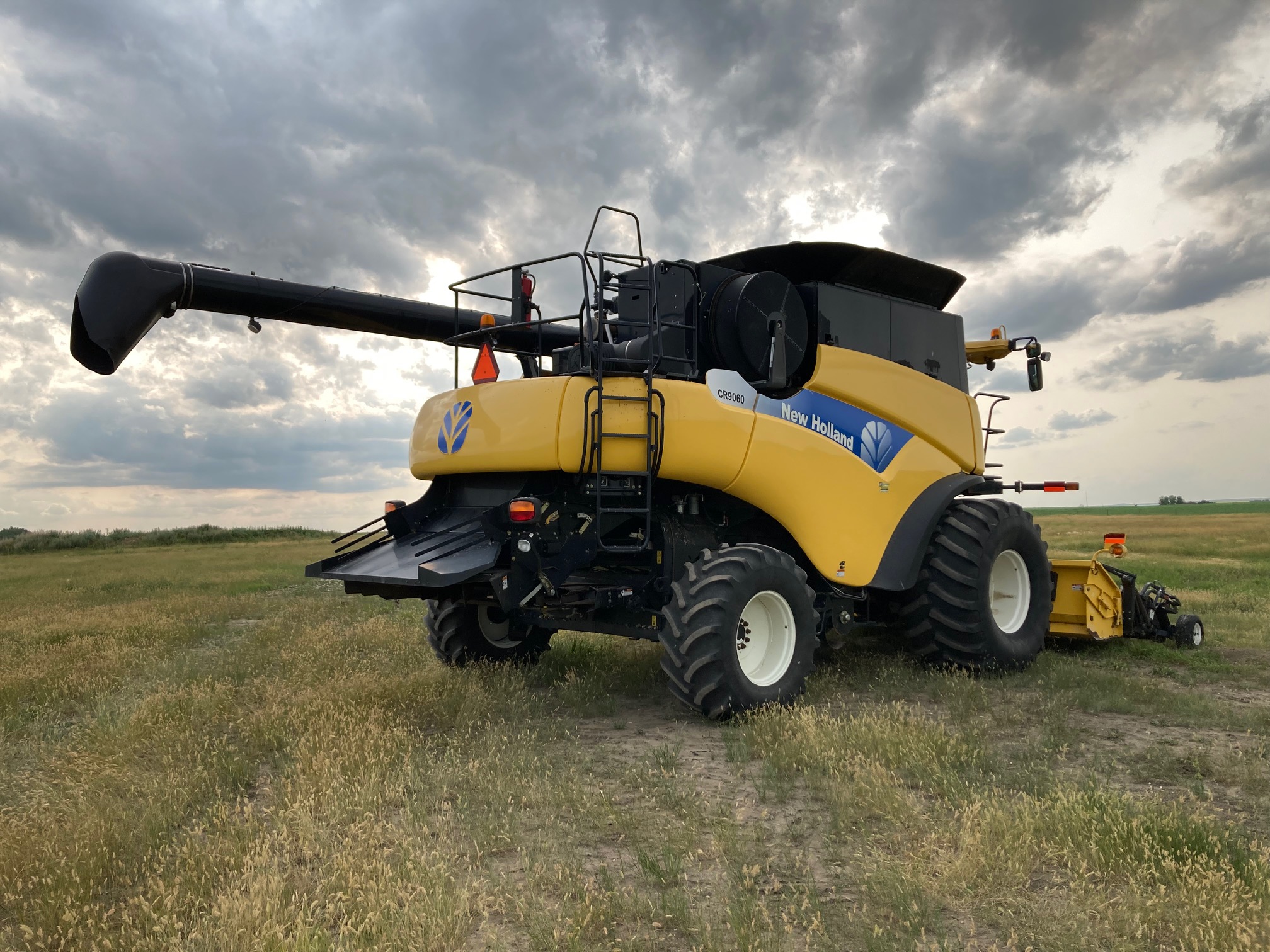 2008 New Holland CR9060 w/ 76C-14' Combine