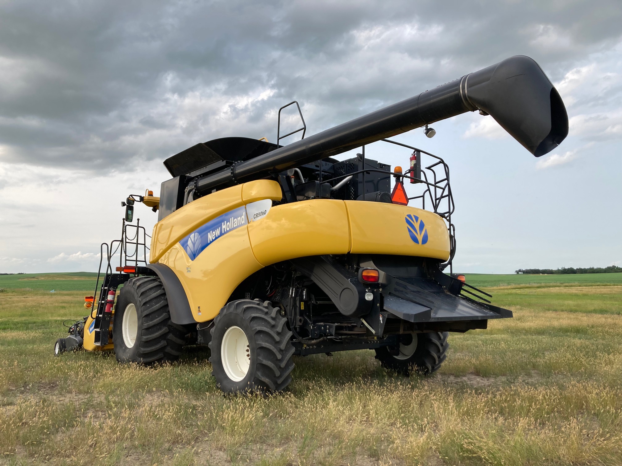 2008 New Holland CR9060 w/ 76C-14' Combine