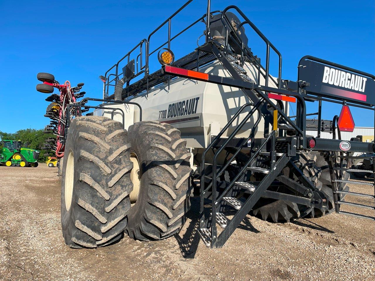 2021 Bourgault 3335QDA 76'12" w/ MY2017 7700 Air Drill