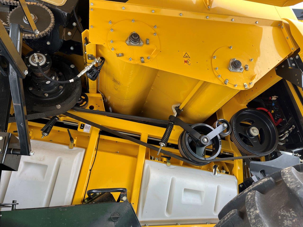 2021 New Holland CR8.90 Combine