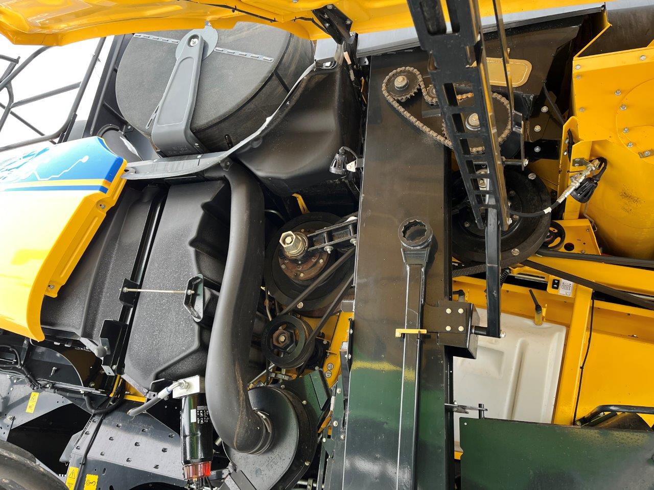 2021 New Holland CR8.90 Combine