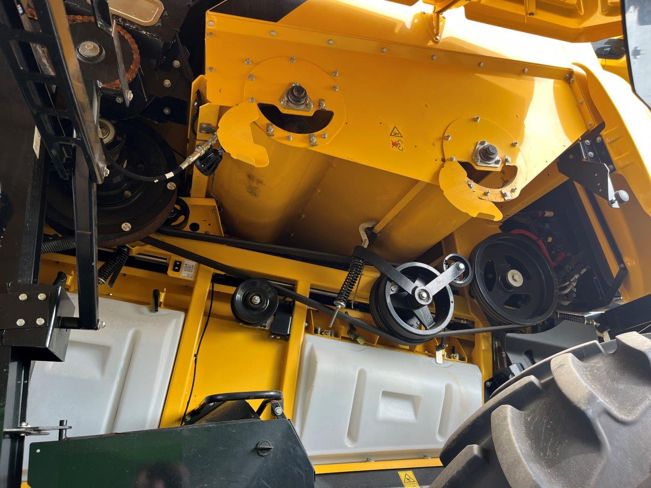 2021 New Holland CR8.90 Combine