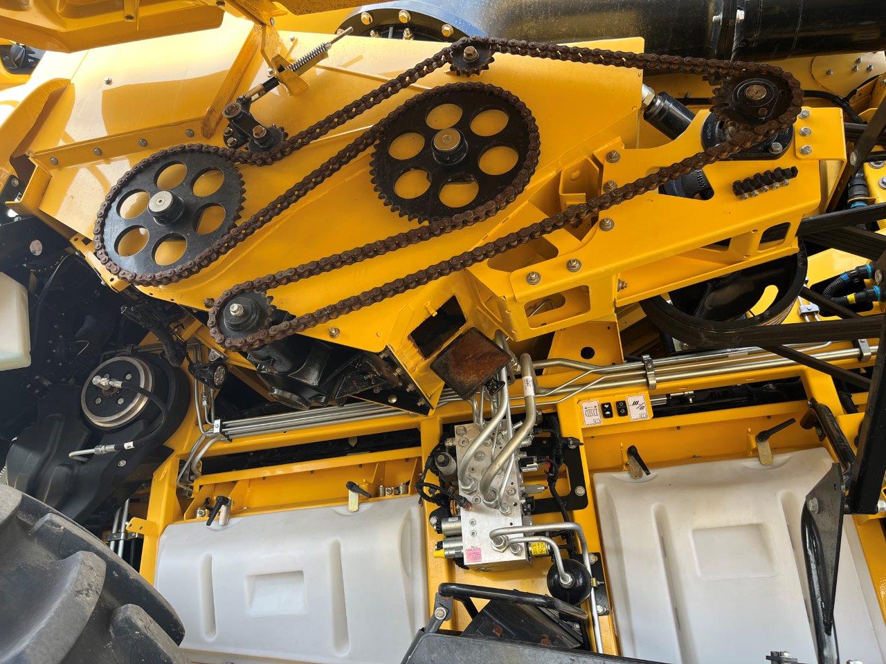 2021 New Holland CR8.90 Combine