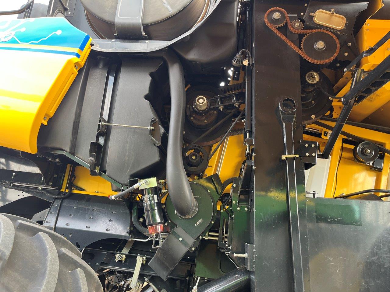 2021 New Holland CR8.90 Combine