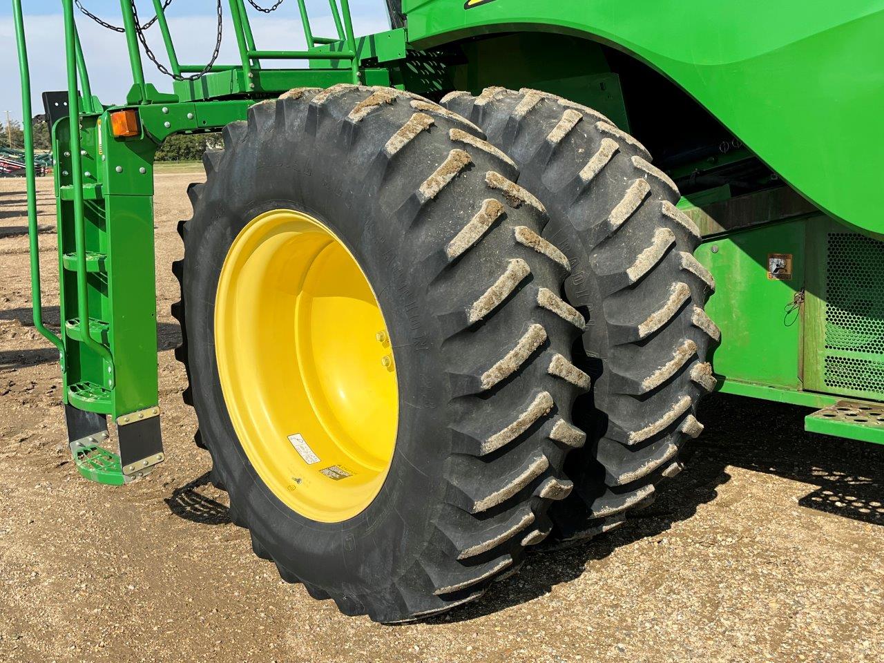 2012 John Deere S680 Combine