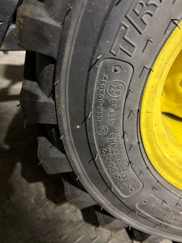 2009 John Deere 2305 Tractor