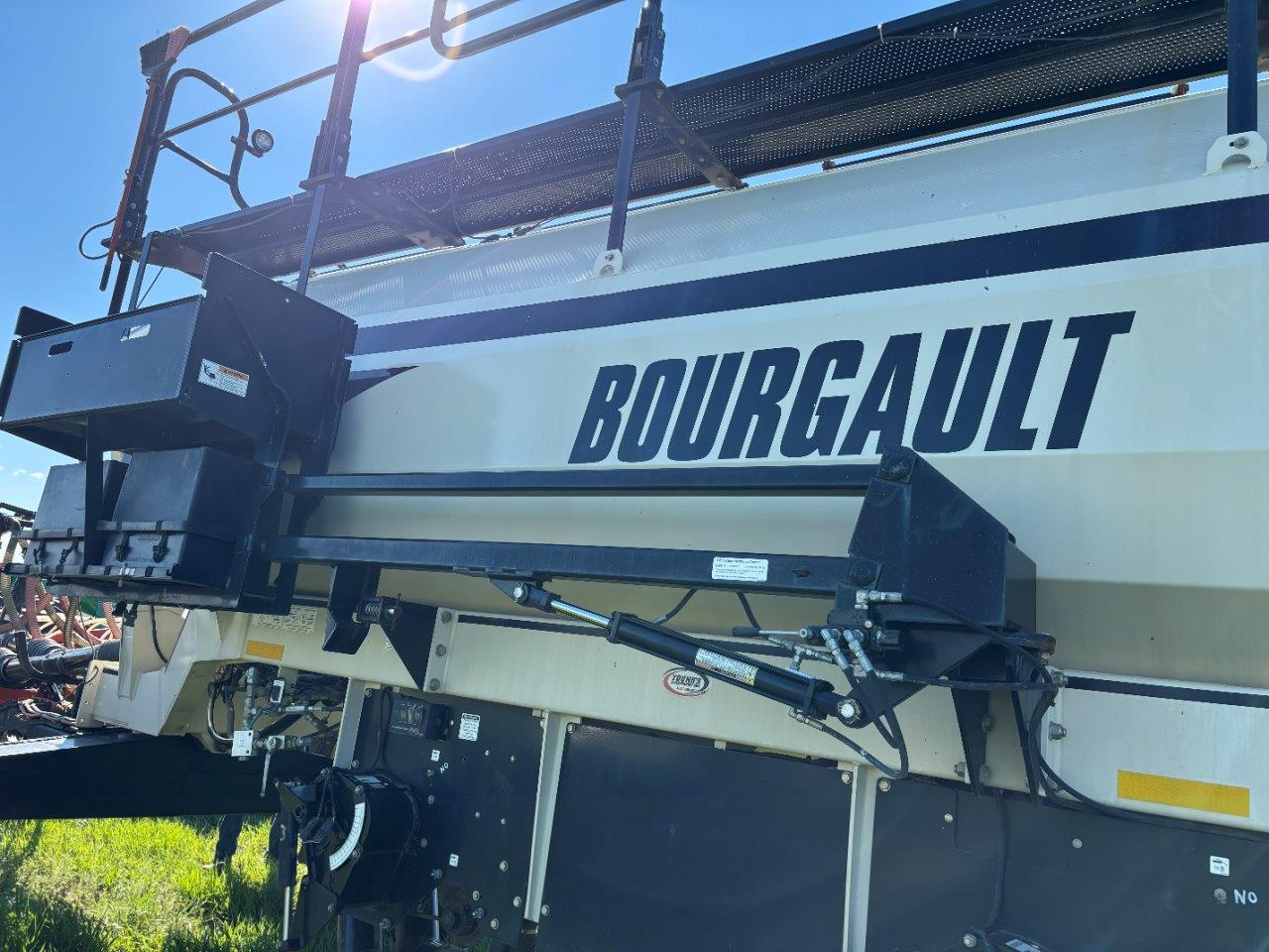 2011 Bourgault 3310PHD 65'12" w/ 2013 6700ST Air Drill