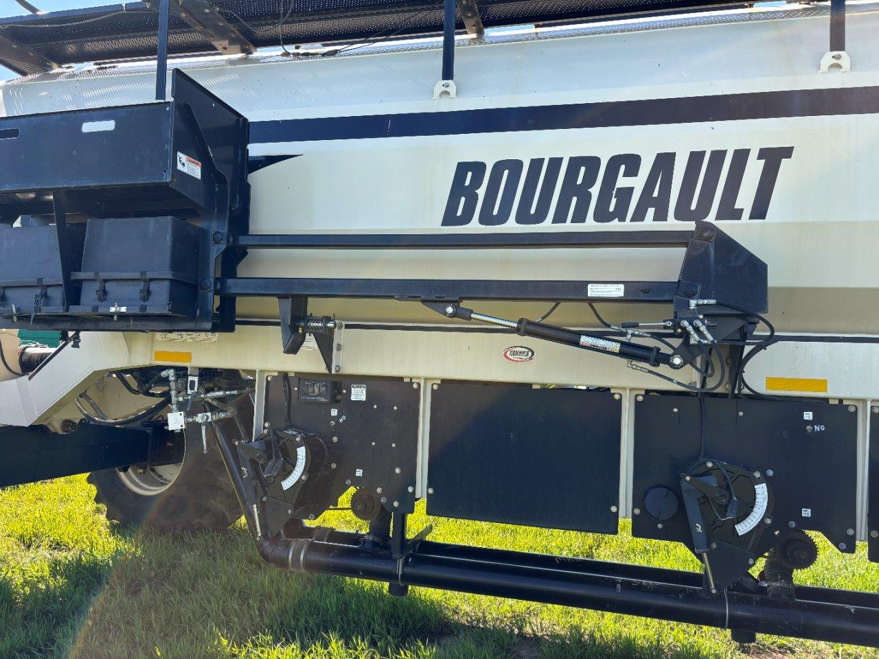 2011 Bourgault 3310PHD 65'12" w/ 2013 6700ST Air Drill