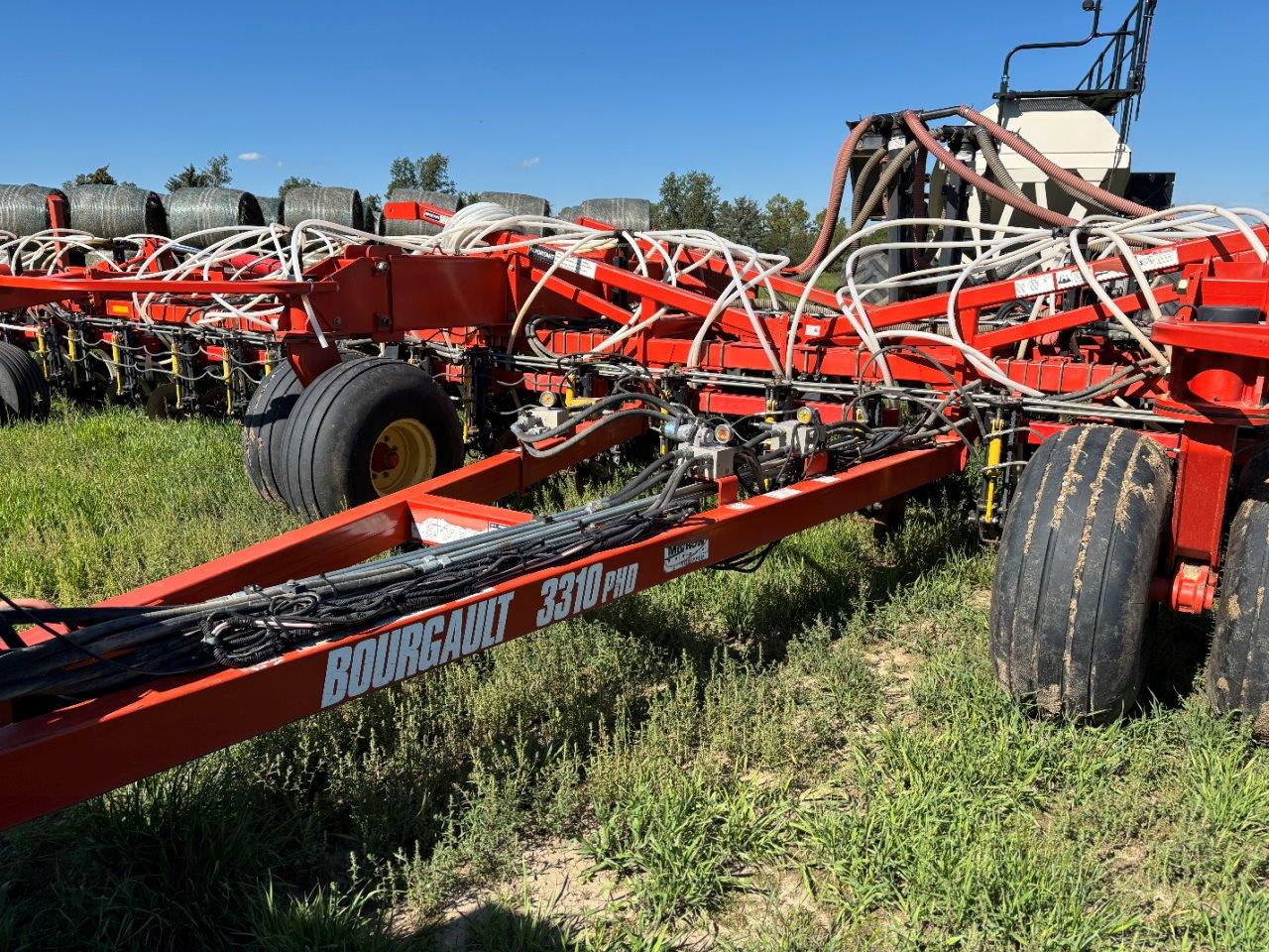 2011 Bourgault 3310PHD 65'12" w/ 2013 6700ST Air Drill
