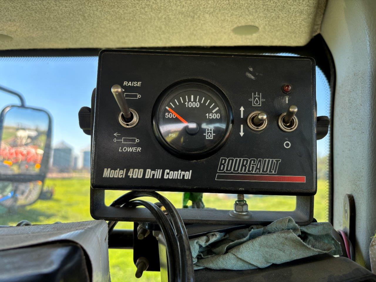 2011 Bourgault 3310PHD 65'12" w/ 2013 6700ST Air Drill