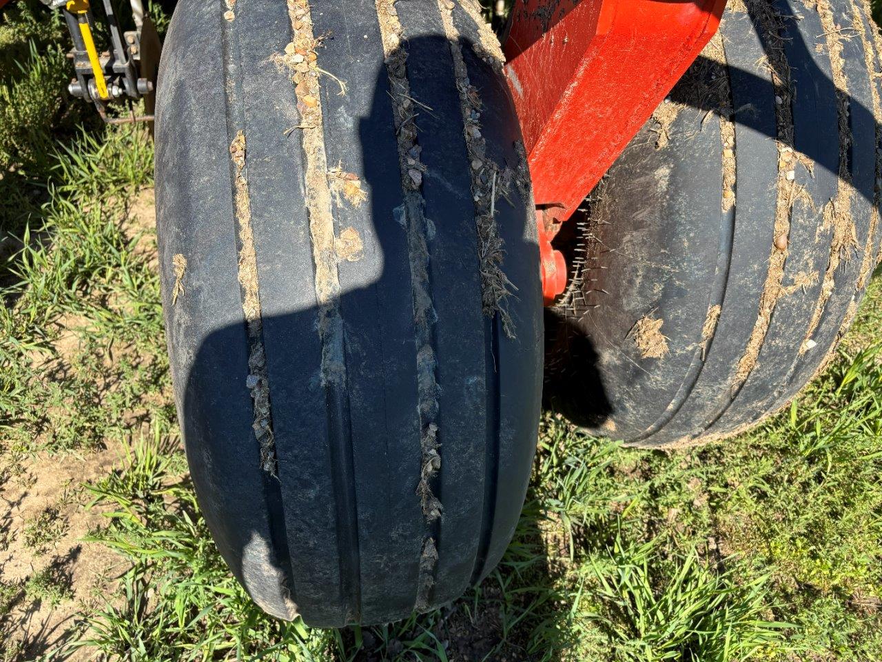 2011 Bourgault 3310PHD 65'12" w/ 2013 6700ST Air Drill