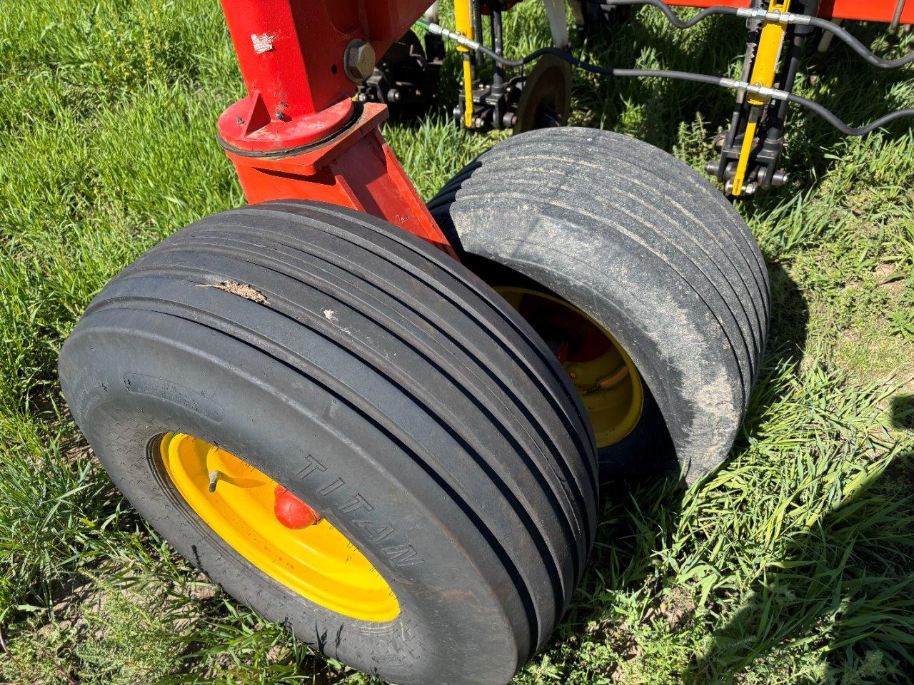 2011 Bourgault 3310PHD 65'12" w/ 2013 6700ST Air Drill