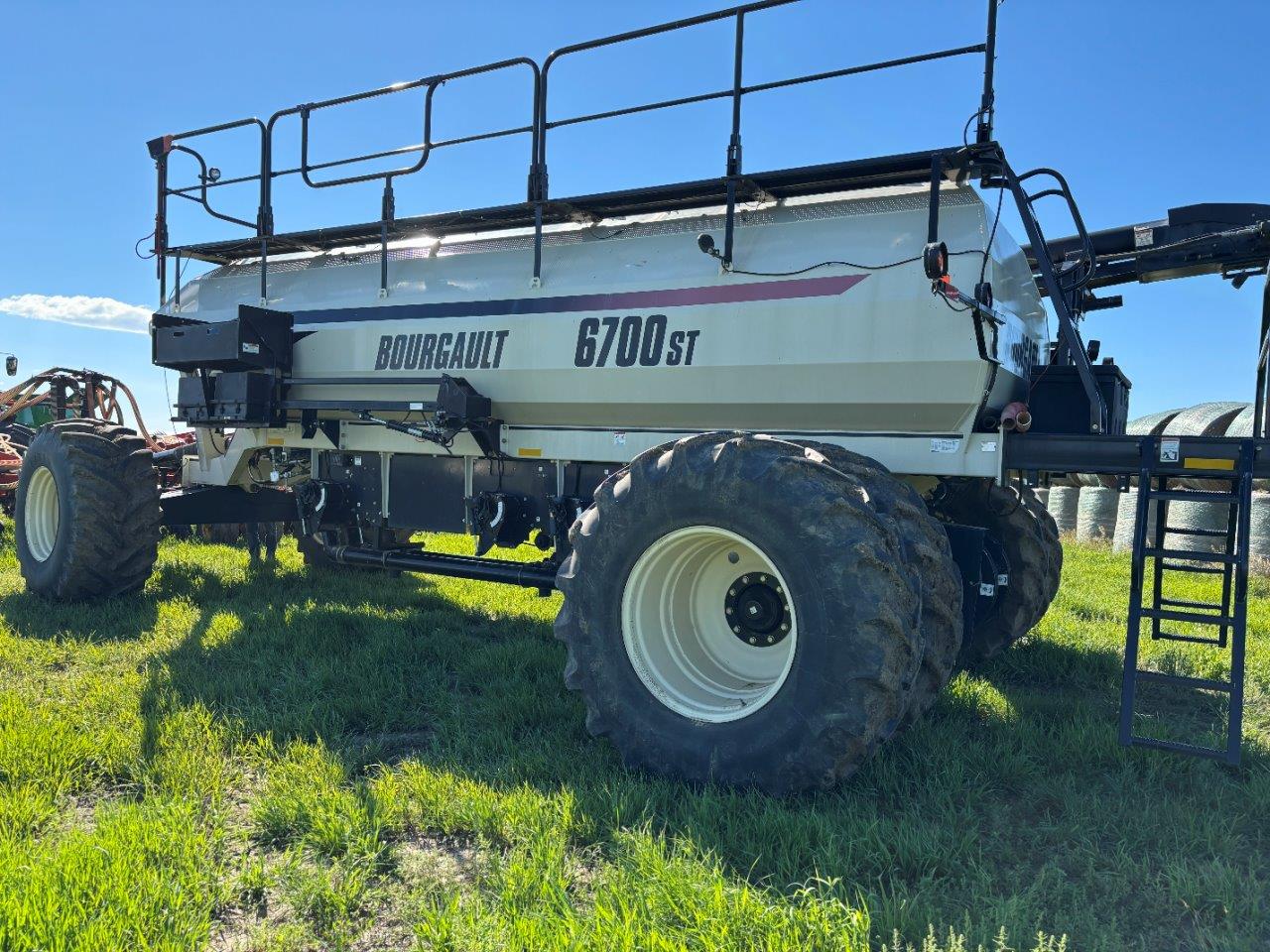 2011 Bourgault 3310PHD 65'12" w/ 2013 6700ST Air Drill