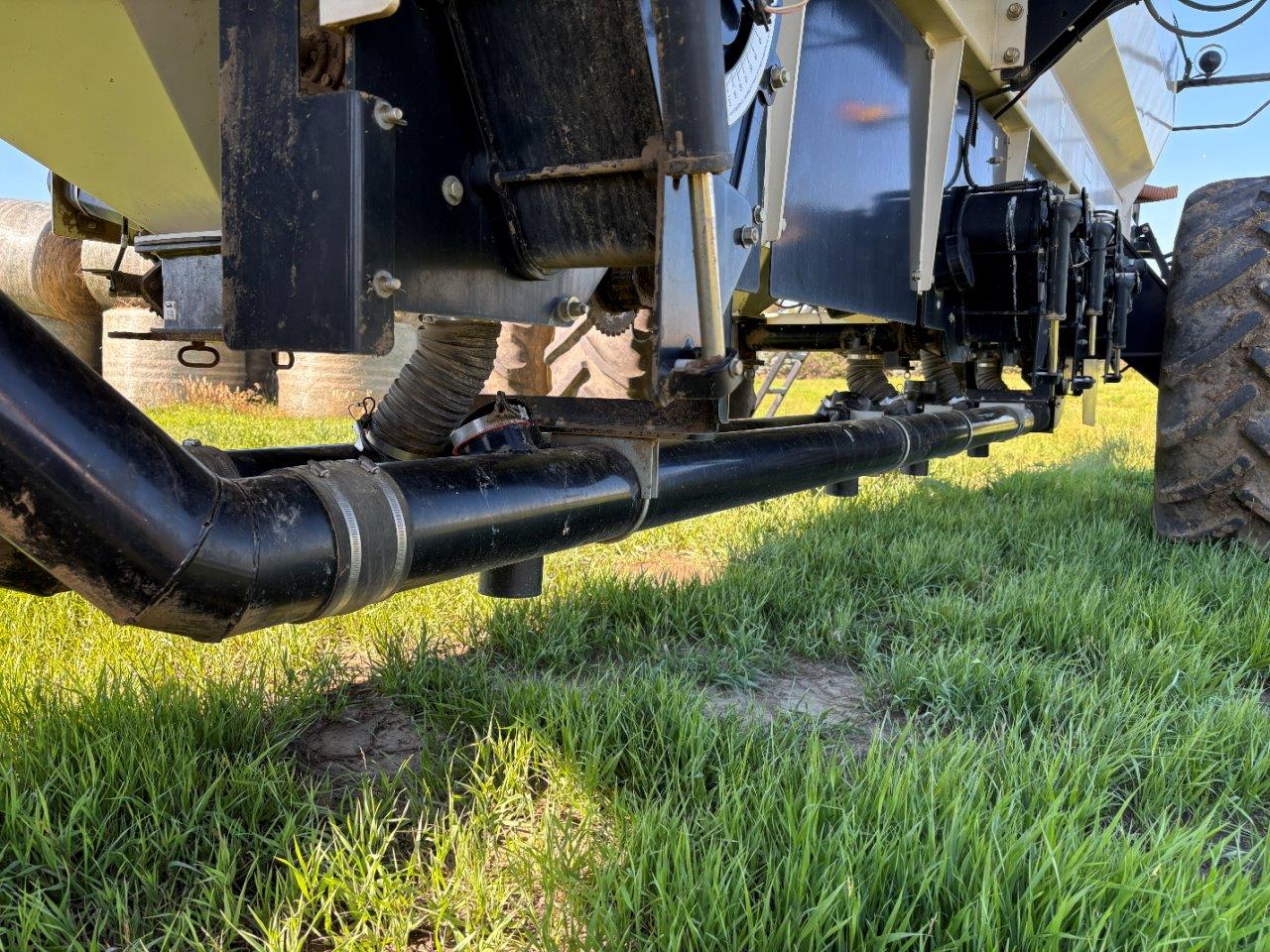 2011 Bourgault 3310PHD 65'12" w/ 2013 6700ST Air Drill